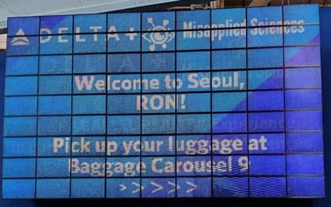 Delta airlines screen that reads "Welcome to Seoul, Ron"
